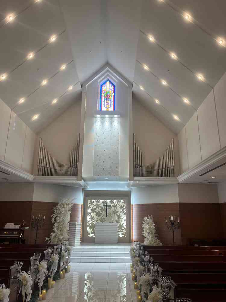 チャペル正面から。天井が広くステンドグラスが綺麗。また会場も横に広い。