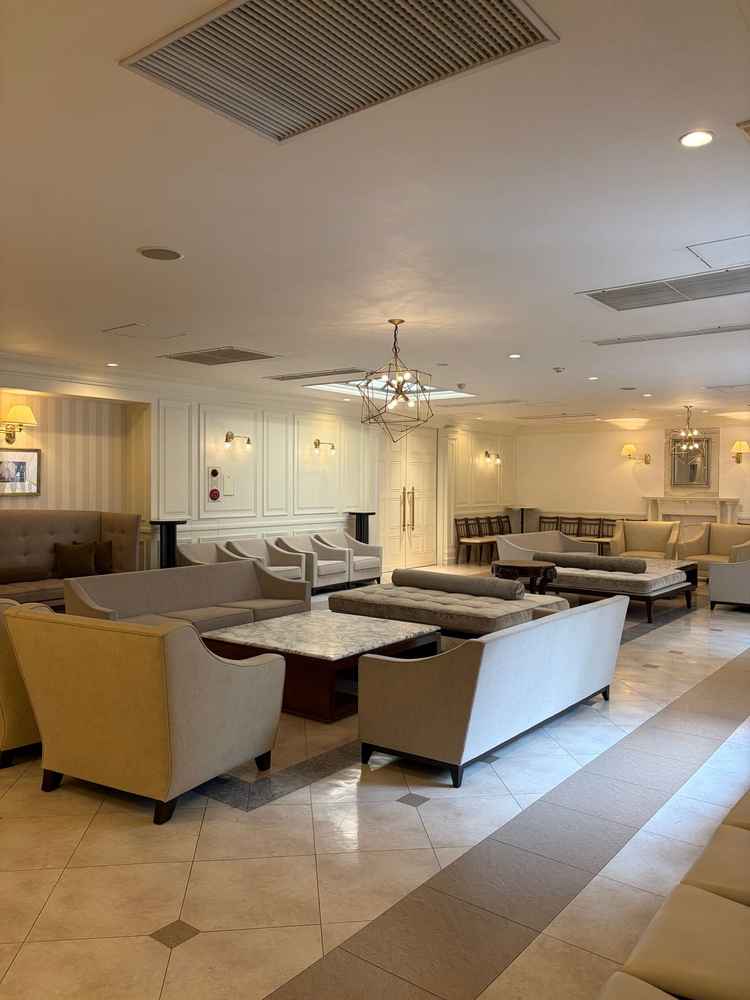 ゲストの待合室。広々したいてここも自由に飾り付けをすることができる。