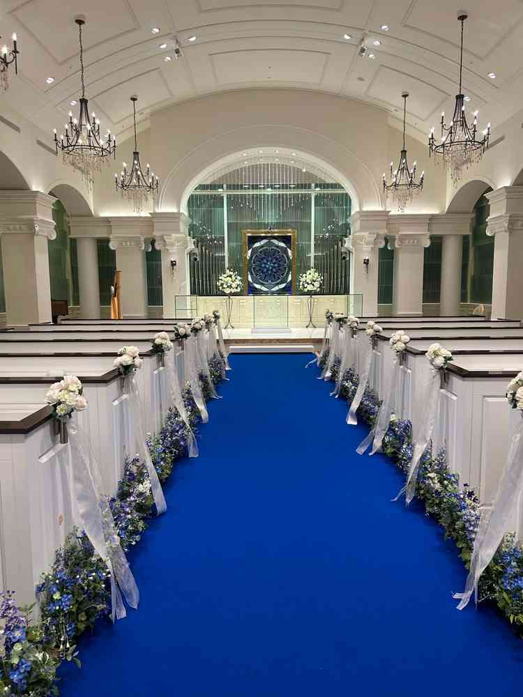 挙式会場は床を白か青のロードにするかを選べる。晴れていたり日中であれば光がより入り明るい。