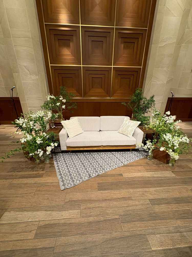 全体的に木目調なので、高砂のお花の色が何色でも映える印象