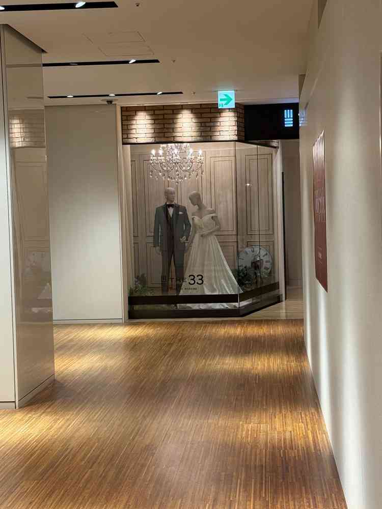 サロン入り口は、ブリーゼブリーゼのエスカレーターで5階に上がったらすぐでした。