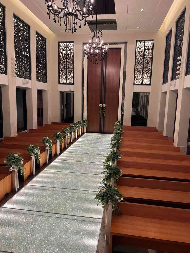 天井も高く、アクセントに黒がきいており、広く感じた。