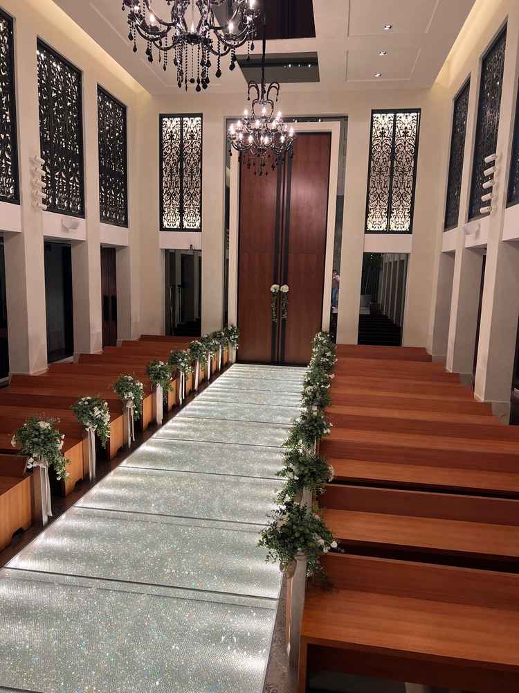 天井も高く、アクセントに黒がきいており、広く感じた。