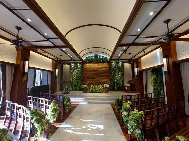 木目調のチャペル。暖かみがあって落ち着きました。