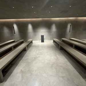 シンプルなチャペルで、両家ゲストが向き合うような座り方がめずらしかった。