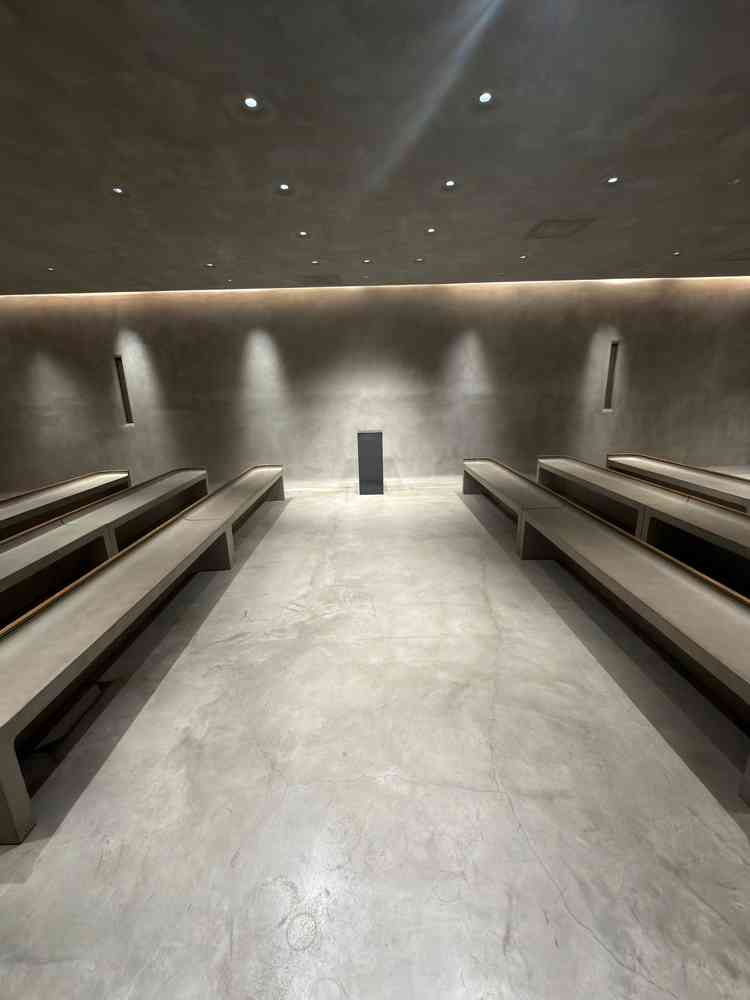 シンプルなチャペルで、両家ゲストが向き合うような座り方がめずらしかった。