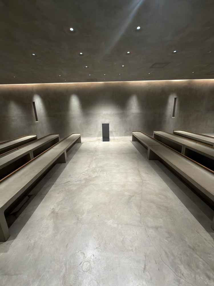 シンプルなチャペルで、両家ゲストが向き合うような座り方がめずらしかった。