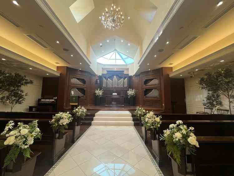 チャペル。シンプルで落ち着いた空間。日光が注ぎとても明るい。チャペルでムービーをながせるのが素敵です