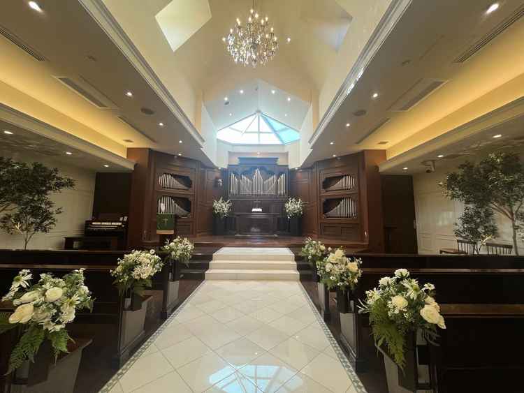 チャペル。シンプルで落ち着いた空間。日光が注ぎとても明るい。チャペルでムービーをながせるのが素敵です