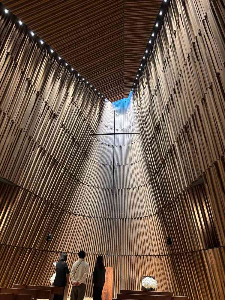 挙式会場。天気も良く、自然光がたっぷり入ってきていて素敵でした。