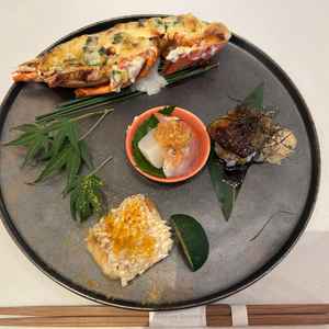 試食会の一皿です。和食と洋食の良い所を併せ持ったようなお料理で、食べていて幸せな気持ちになりました。
