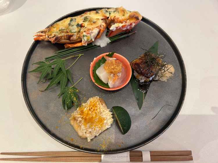 試食会の一皿です。和食と洋食の良い所を併せ持ったようなお料理で、食べていて幸せな気持ちになりました。