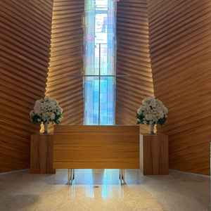教会の写真。陽の光が入り、温かみのある素敵なチャペルでした。