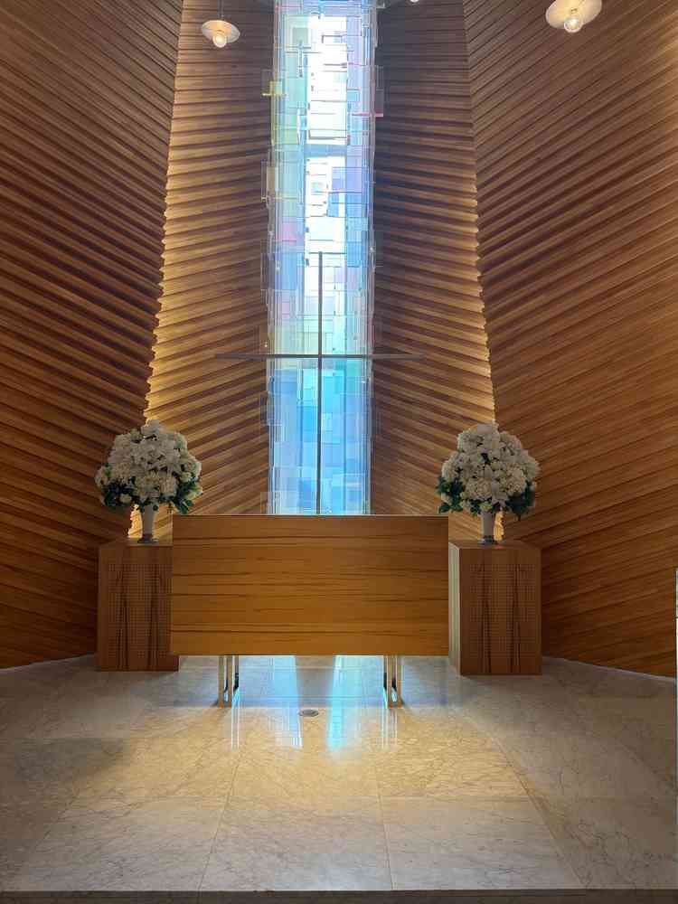 教会の写真。陽の光が入り、温かみのある素敵なチャペルでした。