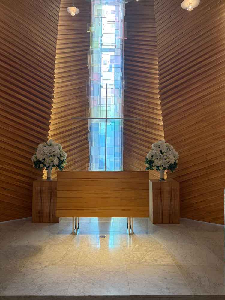 教会の写真。陽の光が入り、温かみのある素敵なチャペルでした。