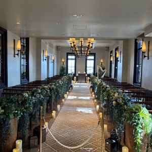 100名以上座れるチャペルで全天候型なのが安心できます。