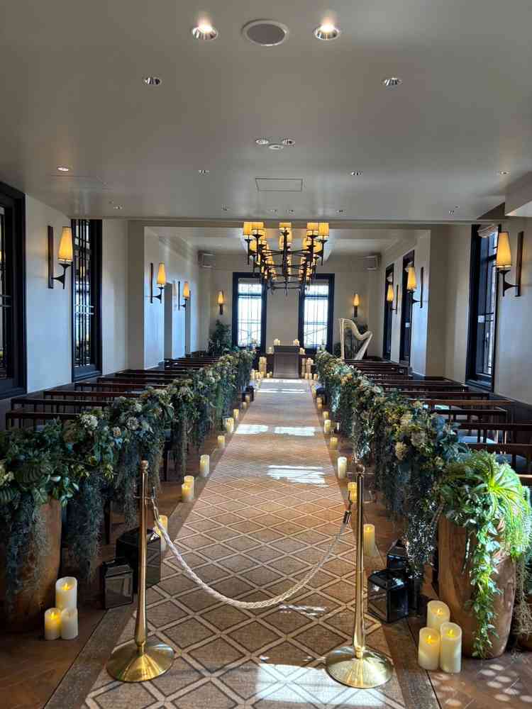 100名以上座れるチャペルで全天候型なのが安心できます。