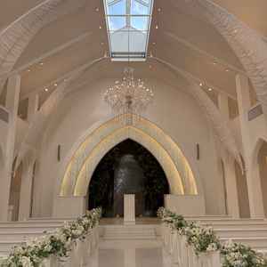 正面には滝があり水の音がして自然をモチーフにしている所が良かった。空が見えて自然光も素敵でした。