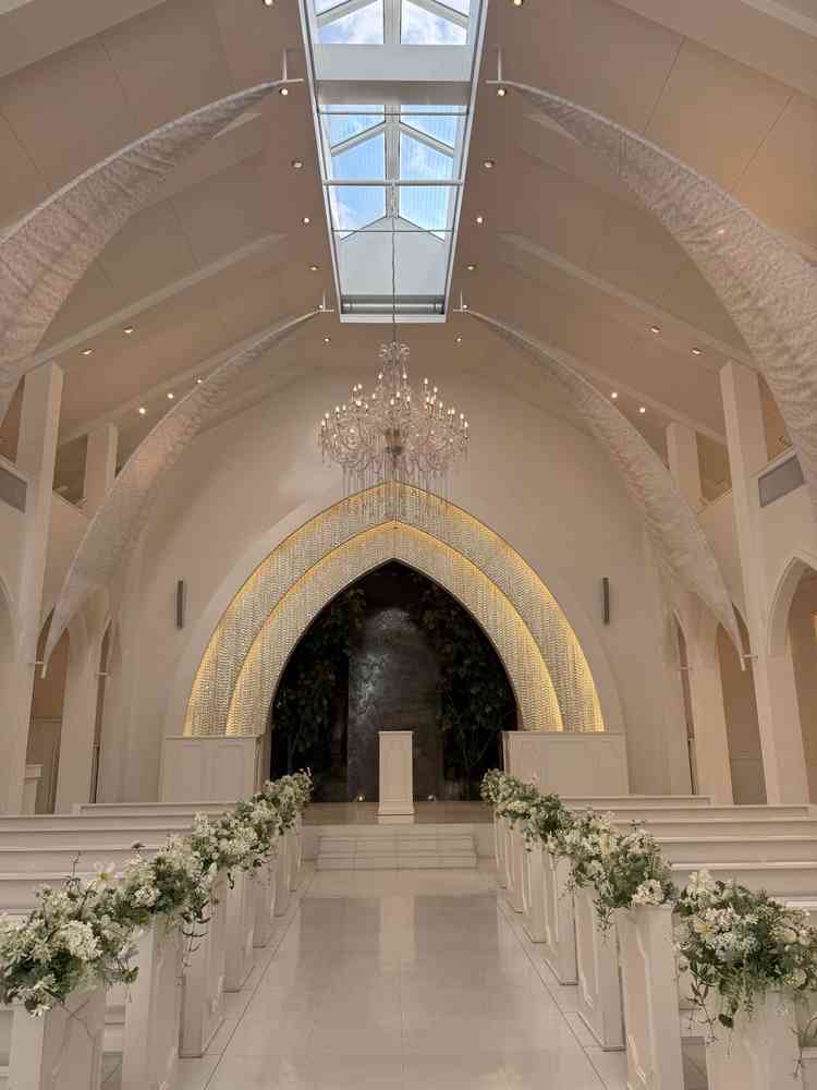 正面には滝があり水の音がして自然をモチーフにしている所が良かった。空が見えて自然光も素敵でした。