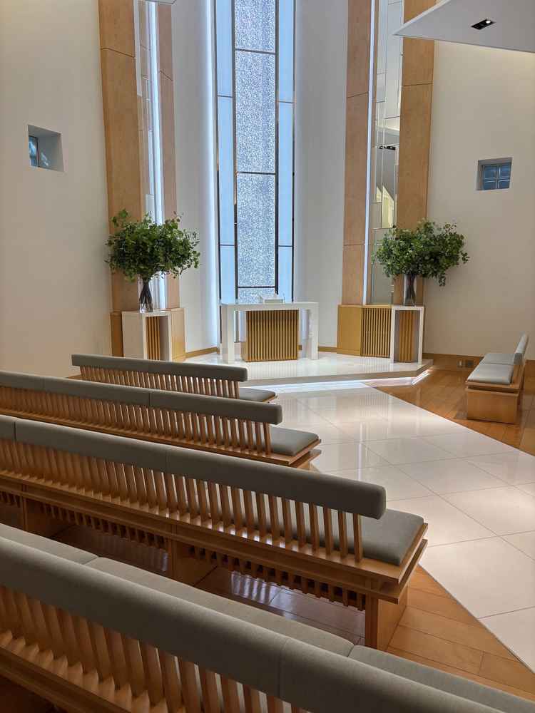 ベンチが斜めになっていて見やすいです