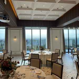 もう一つの披露宴会場はラフな雰囲気で光の入り方やゲストとの距離感が高いのが素敵でした。