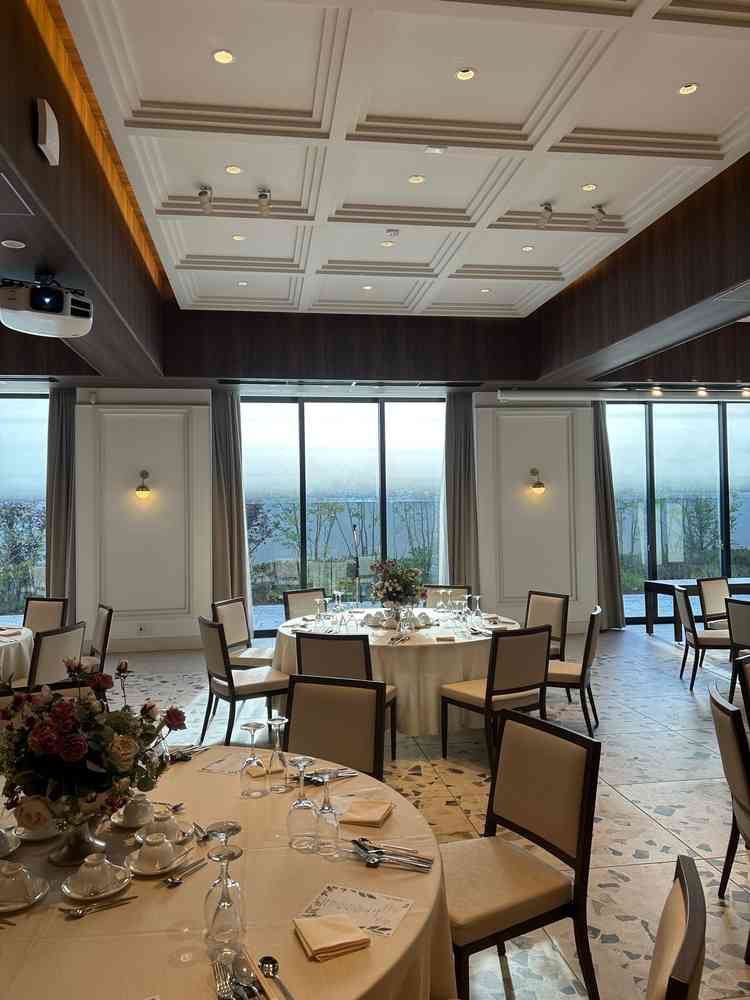 もう一つの披露宴会場はラフな雰囲気で光の入り方やゲストとの距離感が高いのが素敵でした。