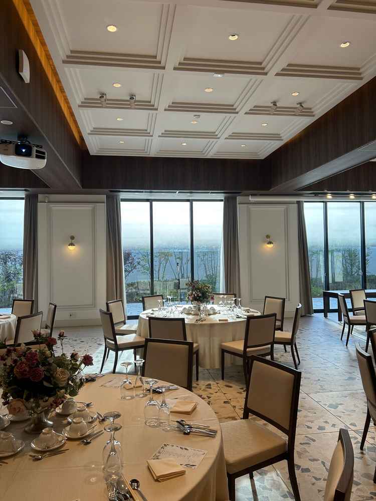 もう一つの披露宴会場はラフな雰囲気で光の入り方やゲストとの距離感が高いのが素敵でした。