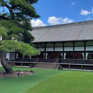 本館外観です。来年1月から10月まで外装工事に入るそう。11月以降の方が良さそうです。