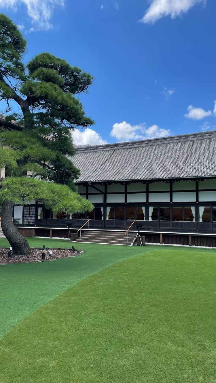 本館外観です。来年1月から10月まで外装工事に入るそう。11月以降の方が良さそうです。