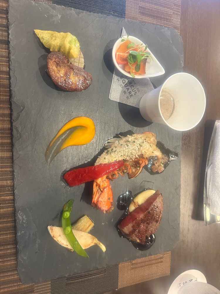 フォアグラを実際に調理してから提供されました。どの料理も味付けが工夫されててサービスと味が良かった。