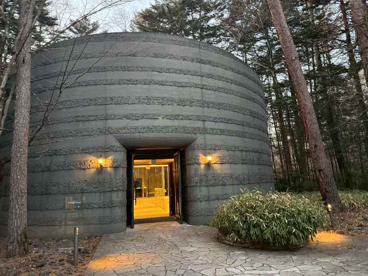 挙式場の外観。自然に囲まれている。