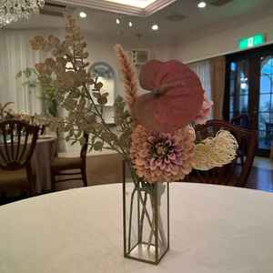 観覧席の花。机に対してのボリュームがあって良い。