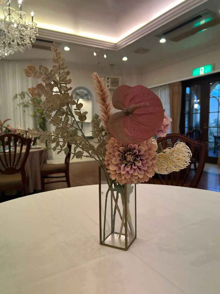 観覧席の花。机に対してのボリュームがあって良い。