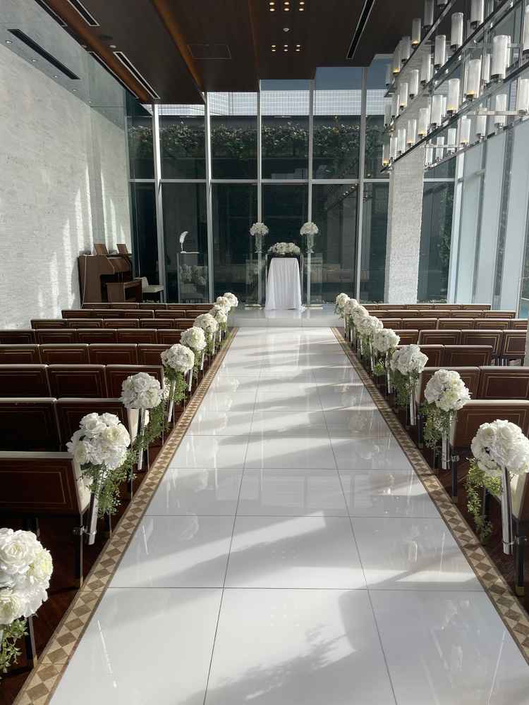 2フロア貸切のタイプのチャペルです。陽の光が差し込んで明るいです。