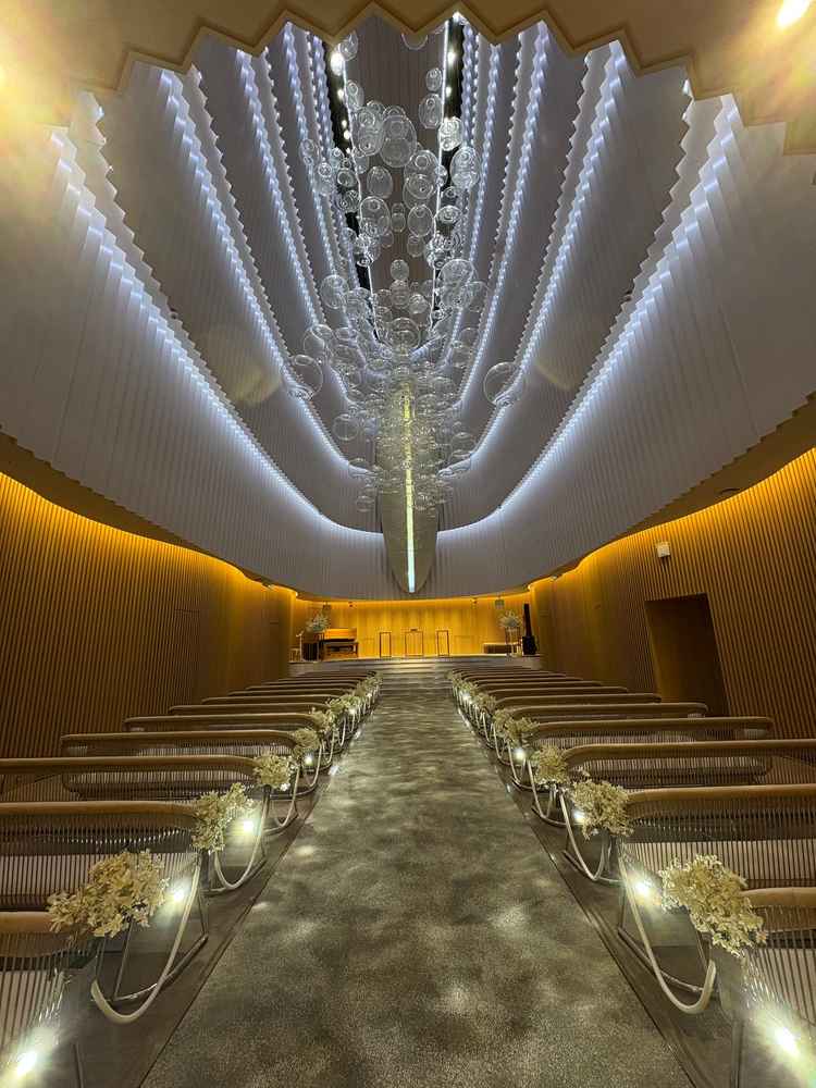 壁の木調がアクセントになり神秘的な空間。青のバージンロードをひくこともできるらしい。