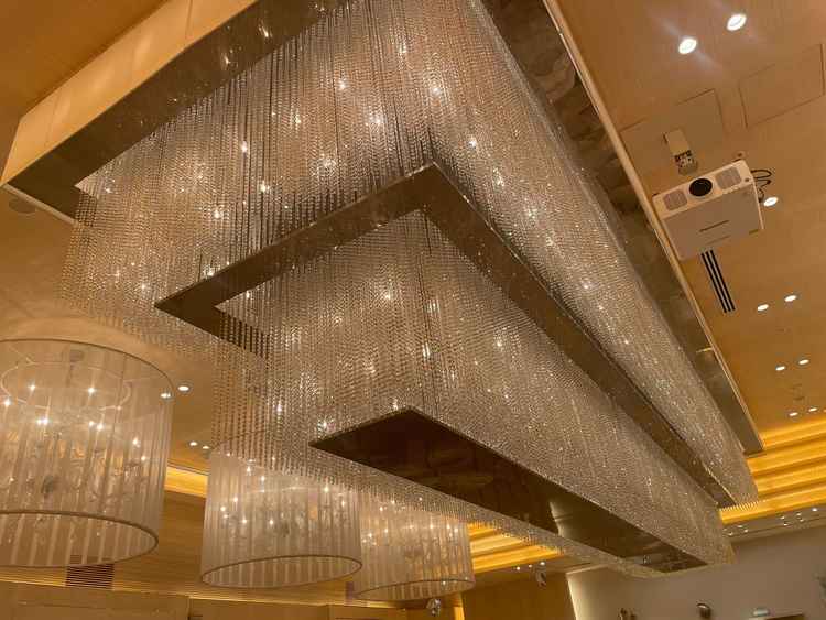 大きめの会場のシャンデリア