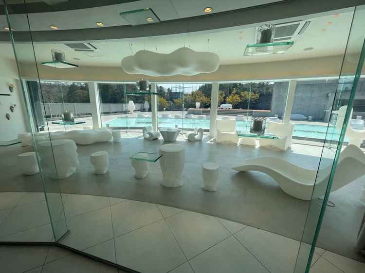披露宴会場のカーテンを開けると秘密のお部屋が！