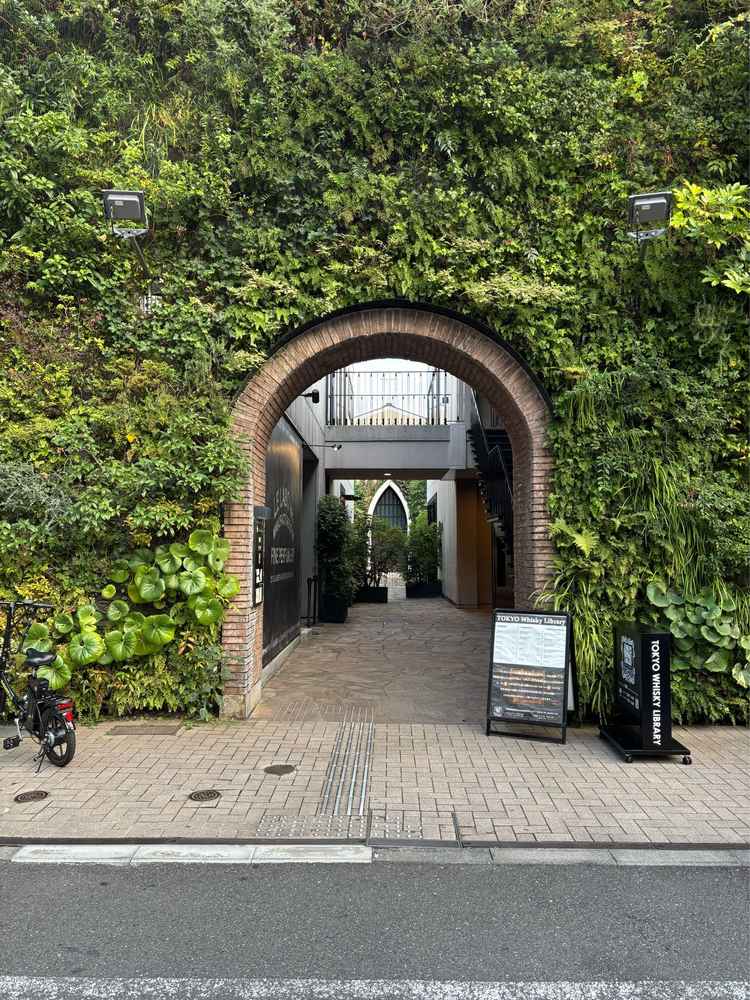 教会入り口へとつながるゲート。周りはブティック等が並ぶ中で、ひときわ不思議な空間でした。