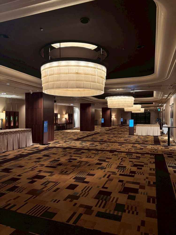 会場前のホワイエは驚くほど広く開放的で、ゲストが挙式前後もゆったりと寛げる贅沢な空間が魅力的でした。