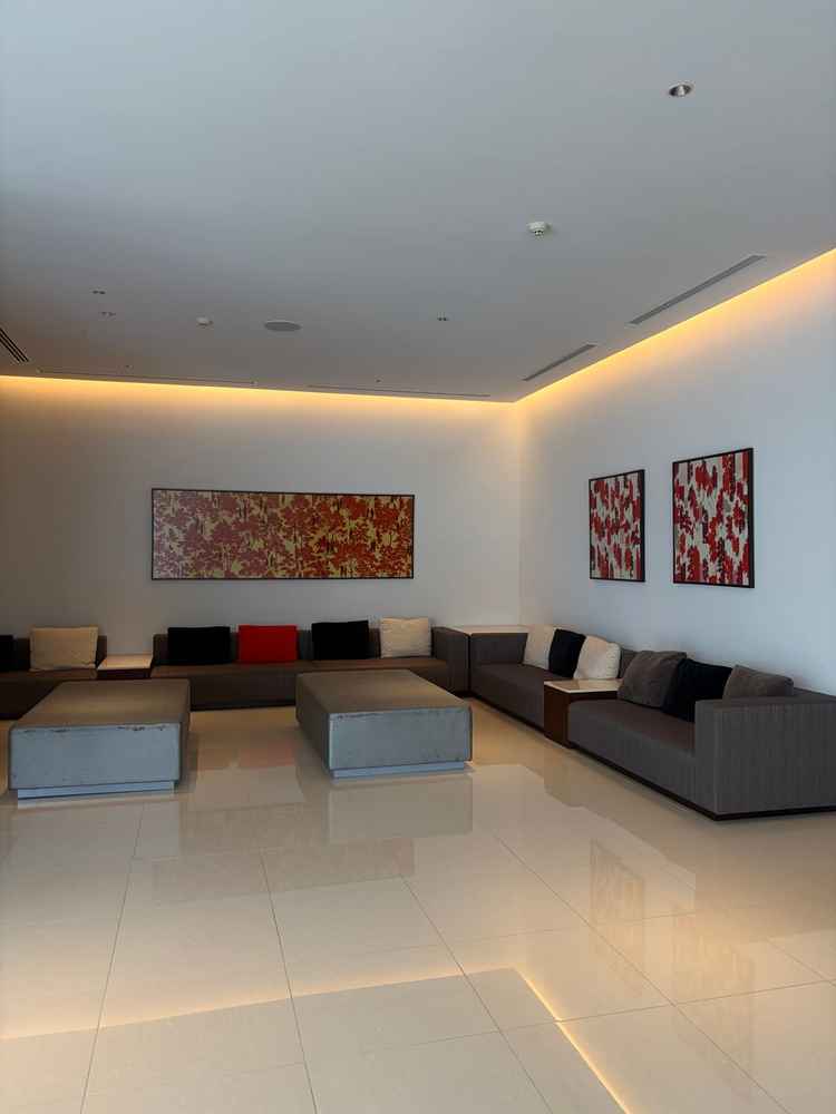 挙式までの待合室。かなり広々しており過ごしやすそう。