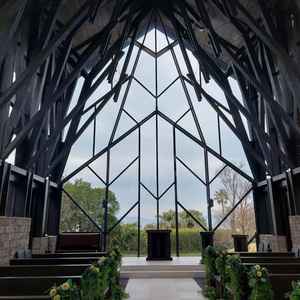 挙式会場の写真です。木の良い匂いがとてもして、落ち着いた空間です。