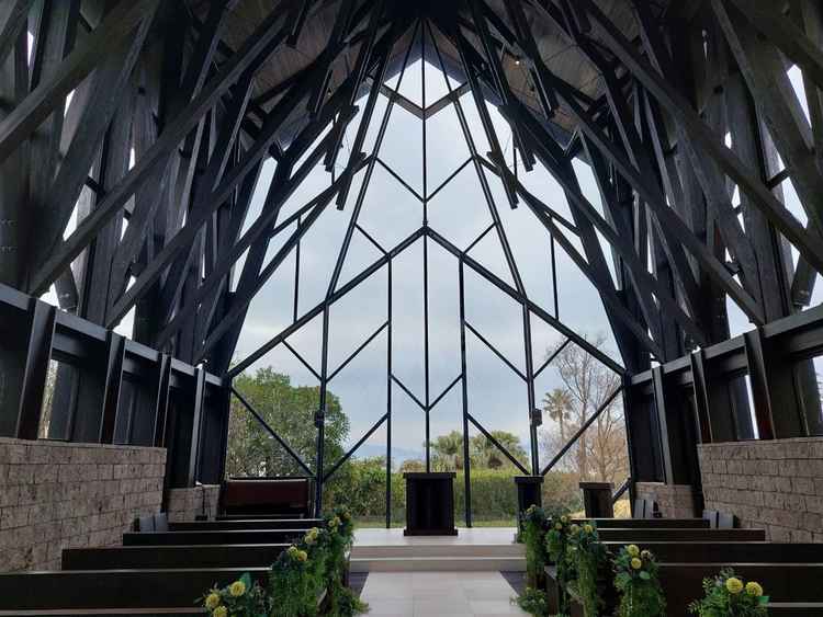 挙式会場の写真です。木の良い匂いがとてもして、落ち着いた空間です。