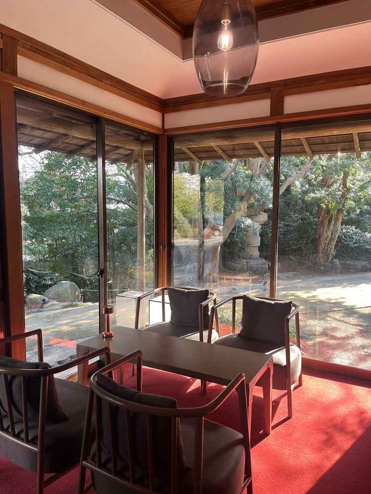 ゲストが待機する場所は窓から庭園が見えて、式前に落ち着けそうな場所でした。