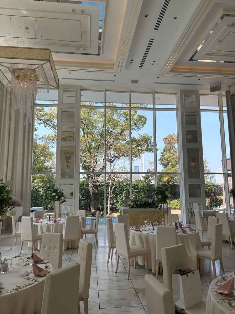 ガラス張りで天井も高く、圧迫感がなくて広々としていた。大阪城も見えて明るく綺麗な披露宴会場でした。