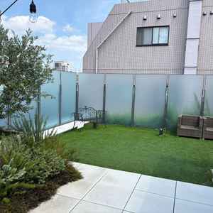 ゲスト待合室から続いている屋上テラス。植栽で緑を感じられるのが良かった。