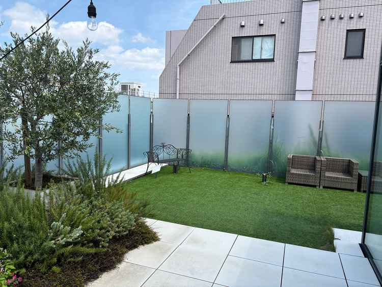 ゲスト待合室から続いている屋上テラス。植栽で緑を感じられるのが良かった。