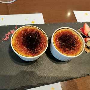 デザートはクレームブリュレ。表面がしっかりカラメライズしてあり中はバニラビーンズがしっかり入っていた