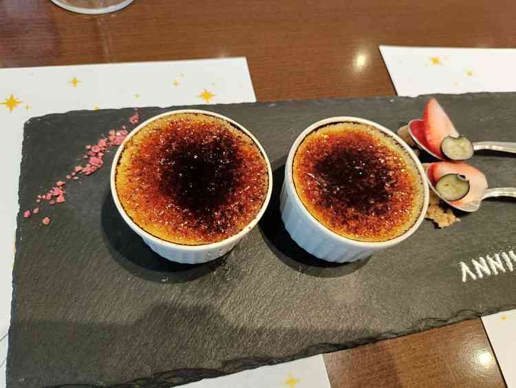 デザートはクレームブリュレ。表面がしっかりカラメライズしてあり中はバニラビーンズがしっかり入っていた