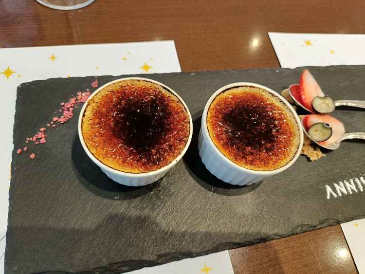 デザートはクレームブリュレ。表面がしっかりカラメライズしてあり中はバニラビーンズがしっかり入っていた