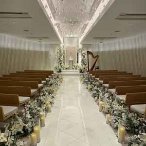 スワロフスキが天井から数多く吊り下げられている挙式会場です。光の微調整が可能な演出が幻想的です。